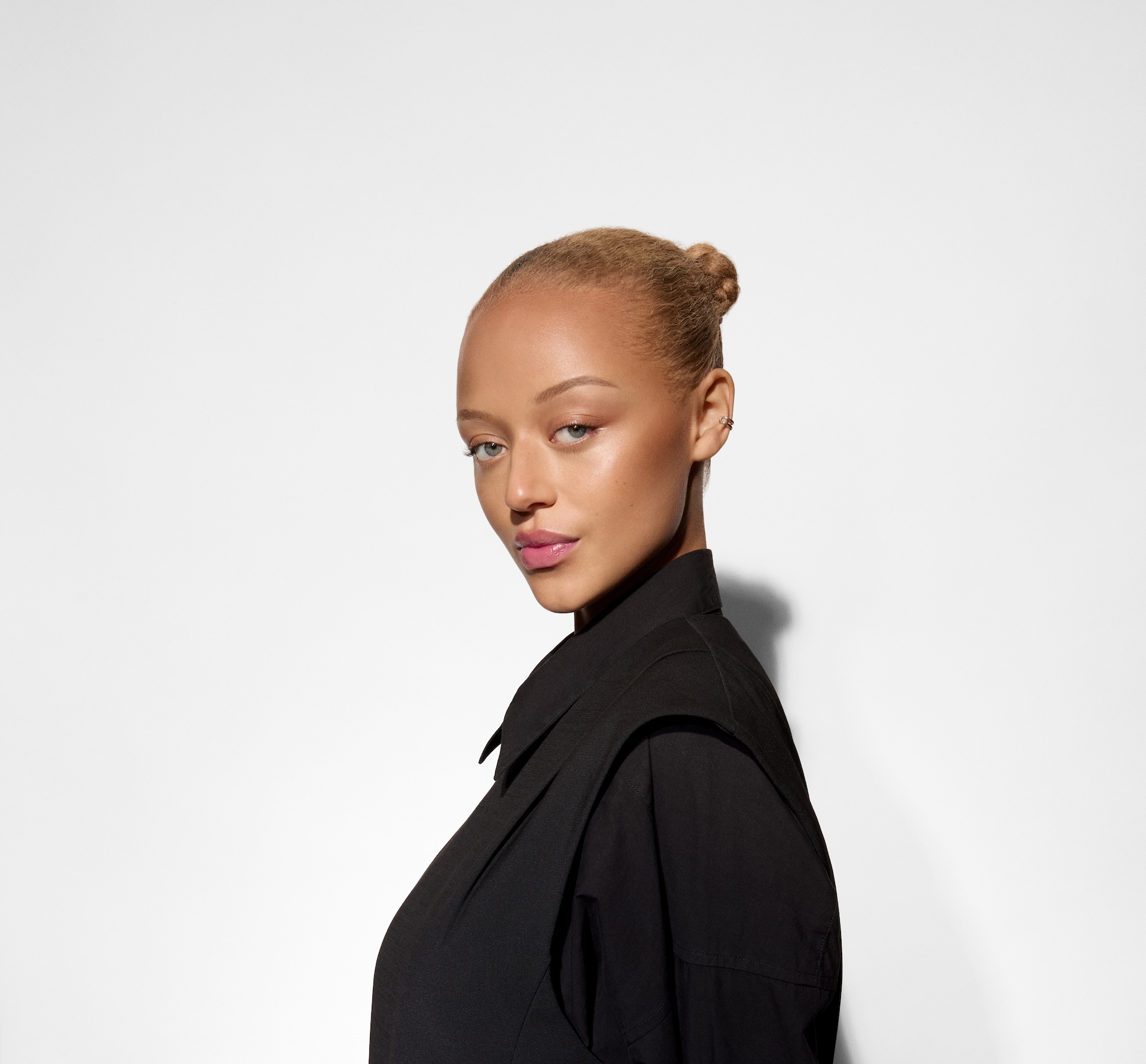 SBX_C0GQ_SP26_ContourSticks_KeyVisual_Heart_Medium_Megan